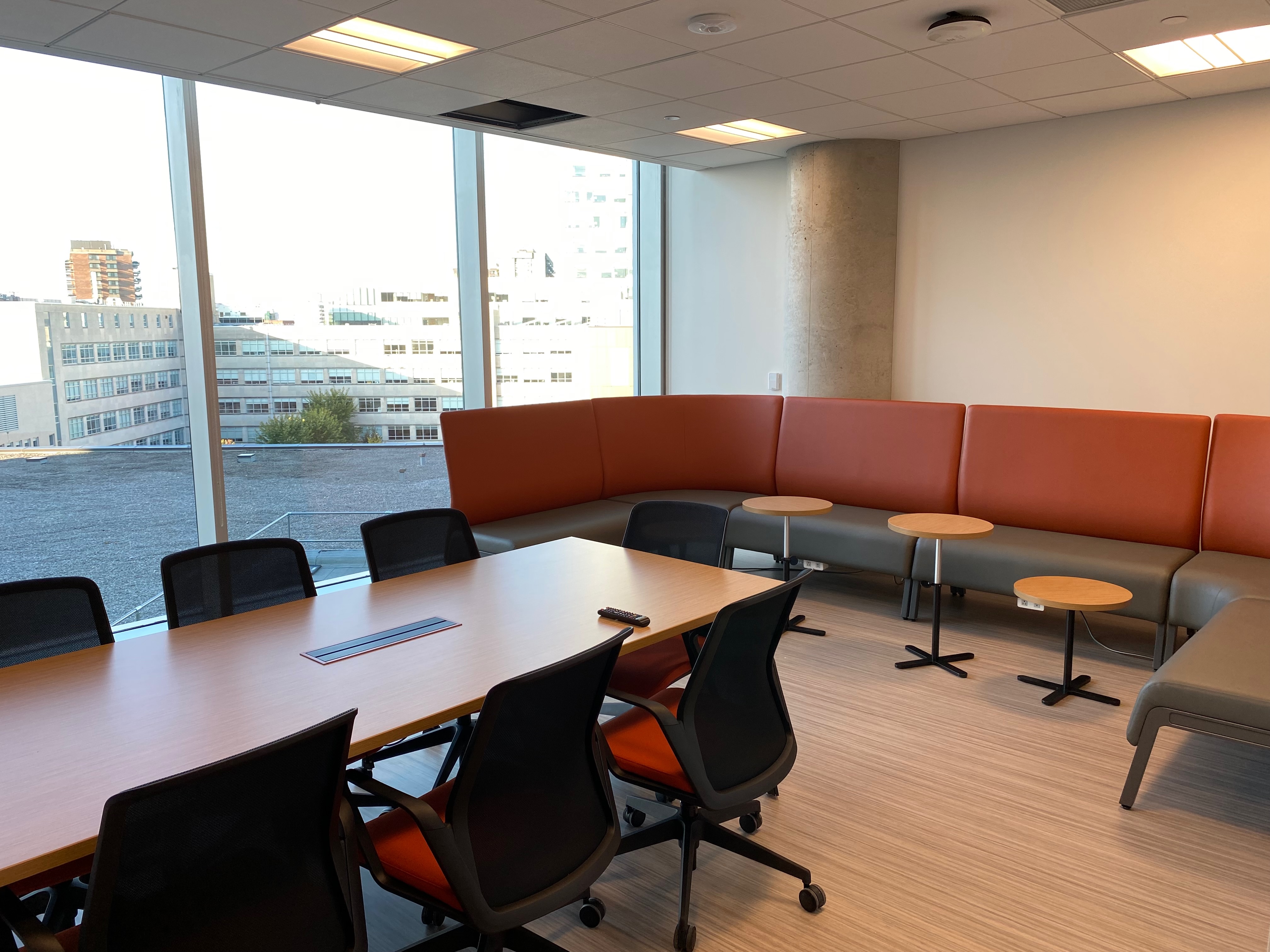 CRX 626 room - table with chairs