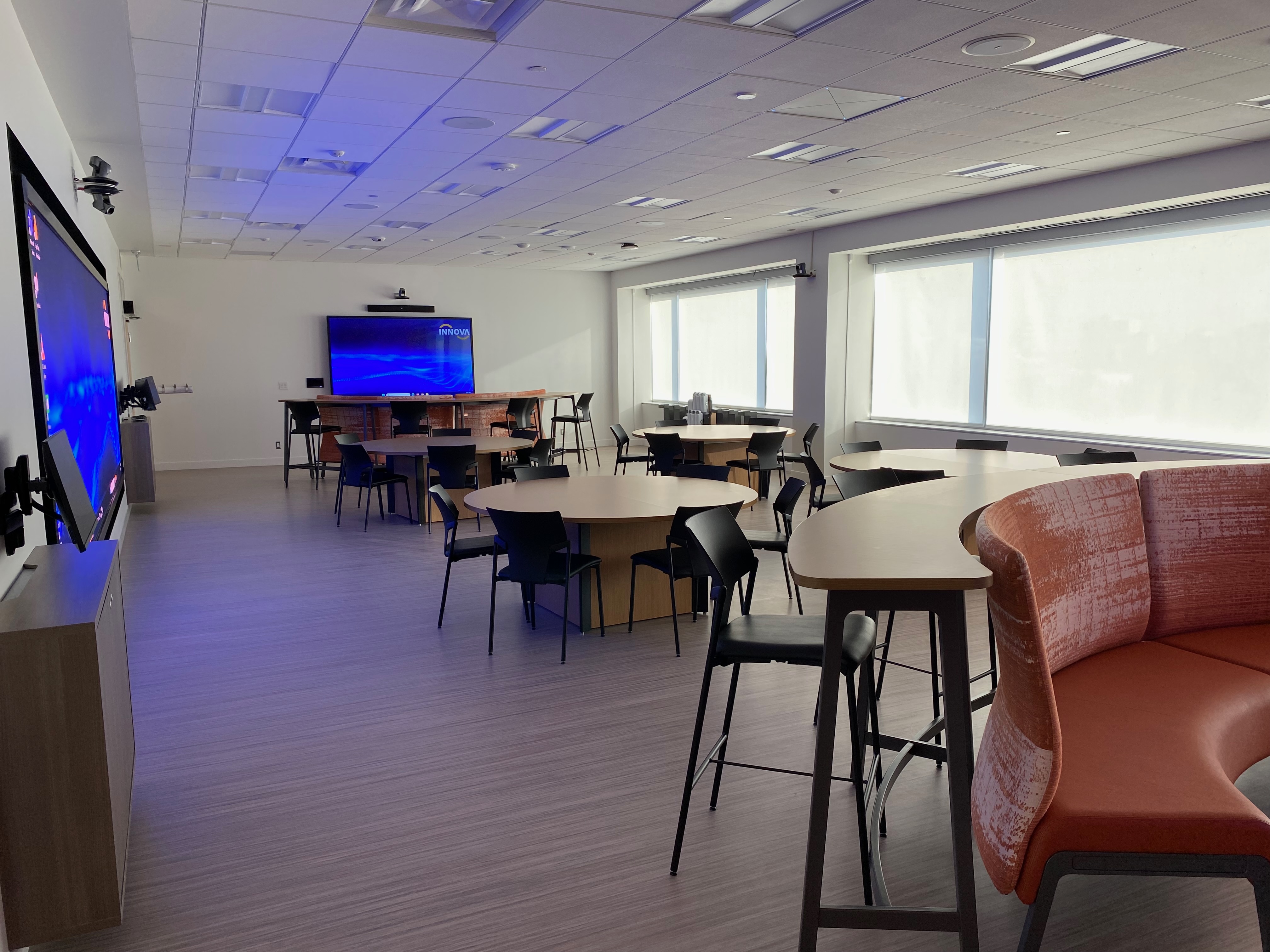 CRX 632 room - table with chairs and screens