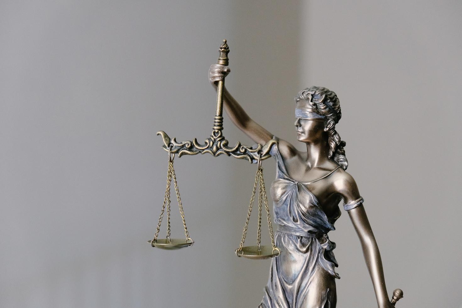 A statue representing the equality of justice.