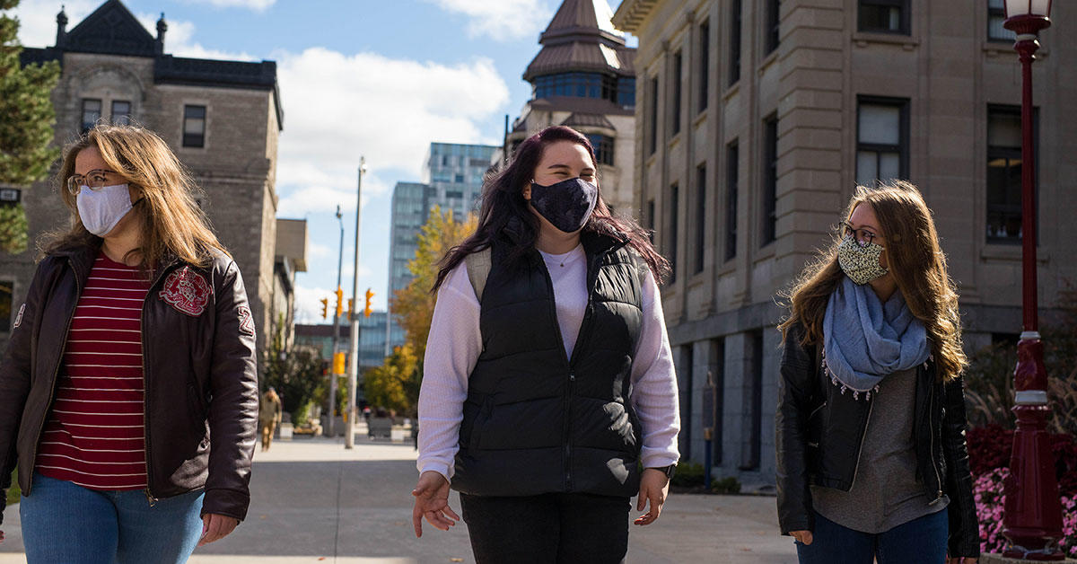 3 students wearing masks walking at University of Ottawa campus