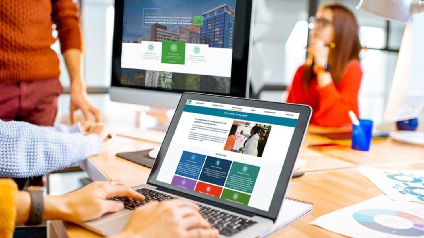 people using SharePoint Online on a computer while working together