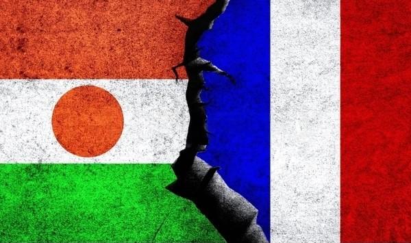 Niger & France Flags