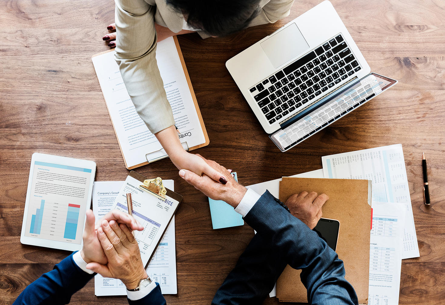 business-people-shaking-hands-audit