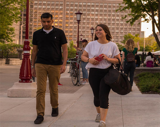 Man and woman walking outside on uOttawa campus