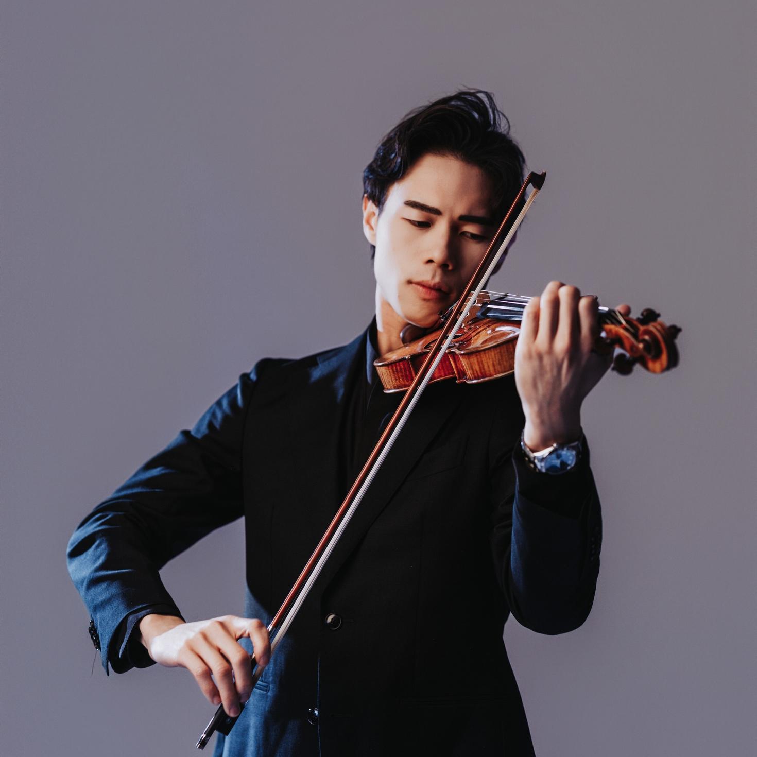 Timothy Chooi playing the violin.