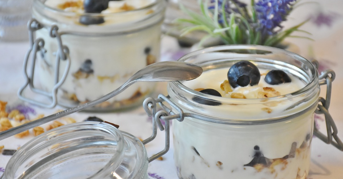 Yogurt, blueberries and oats in Mason jars.