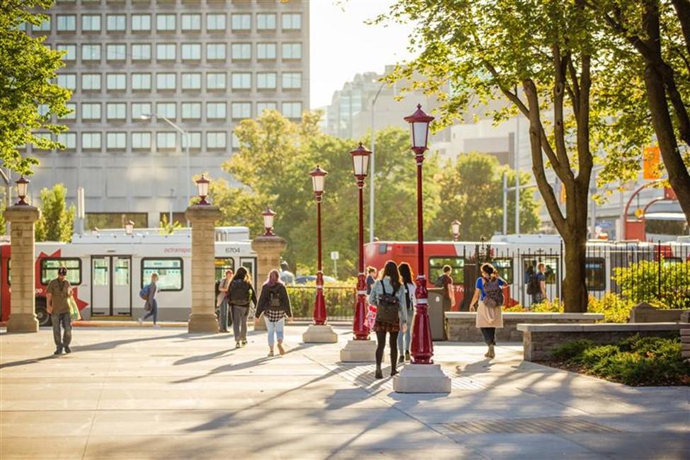 People walking on the uOttawa campus
