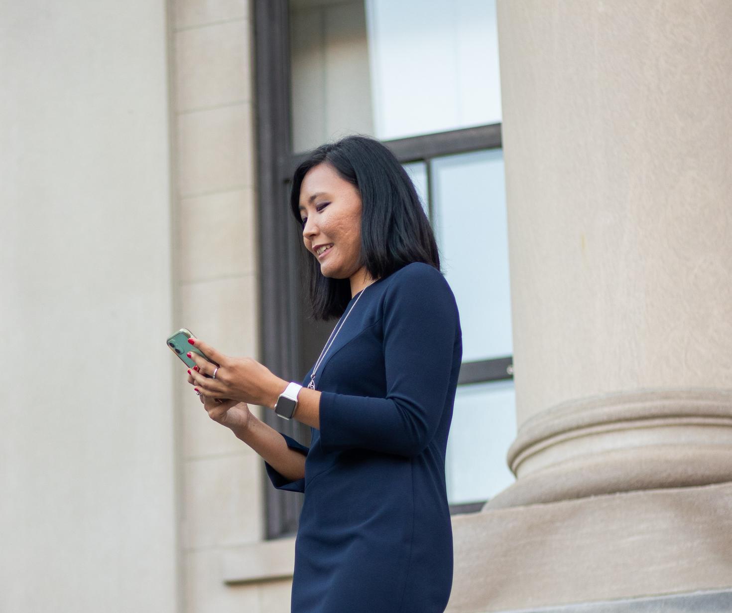 uOttawa alumni laughing looking at phone. 