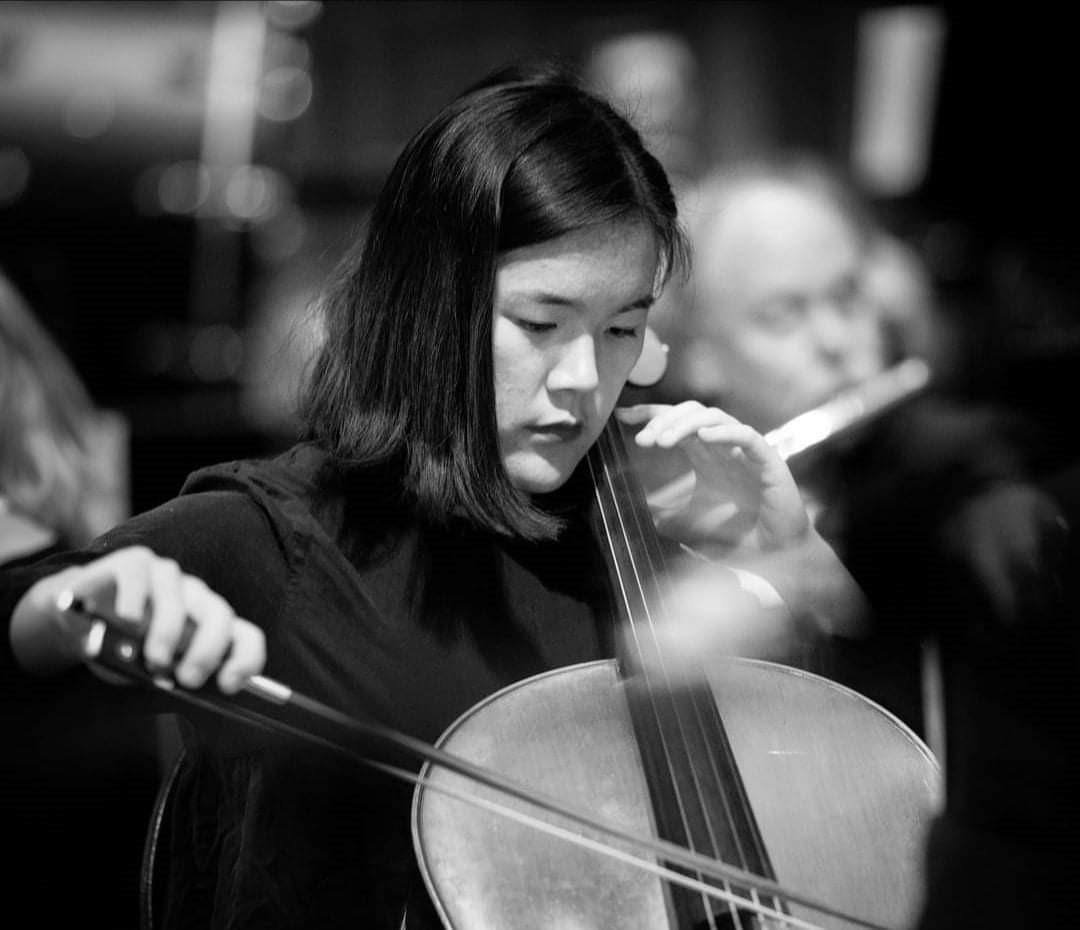 Vinci Chen playing the cello