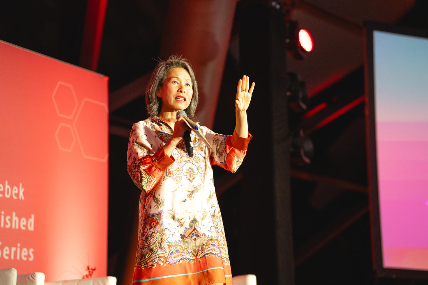 On November 13, 2024, Kim Thúy addressed a delighted crowd of some 600 people, of which almost 200 were online, at Ottawa’s Rogers Centre.