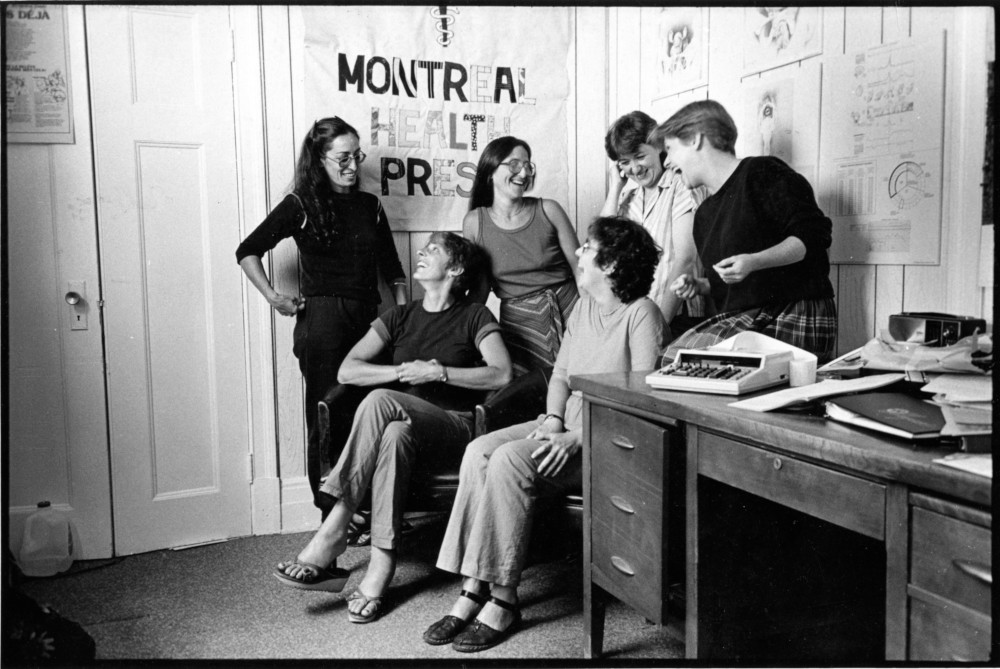 Des femmes assisent dans le bureau "Montreal Health Press".