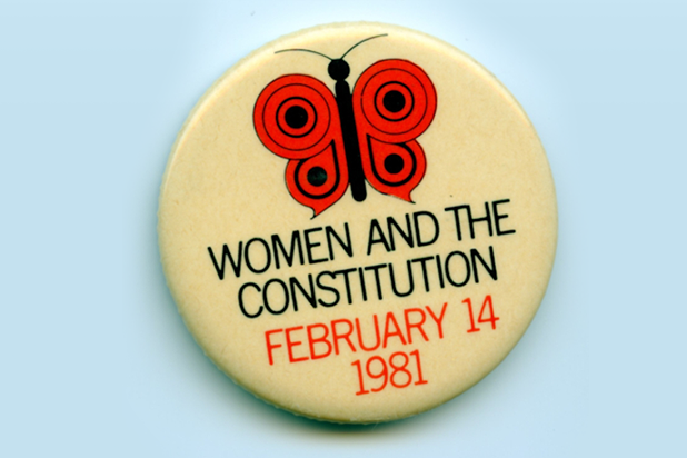 Macaron avec, en anglais, "Femmes et la Constitution, 14 février 1981".