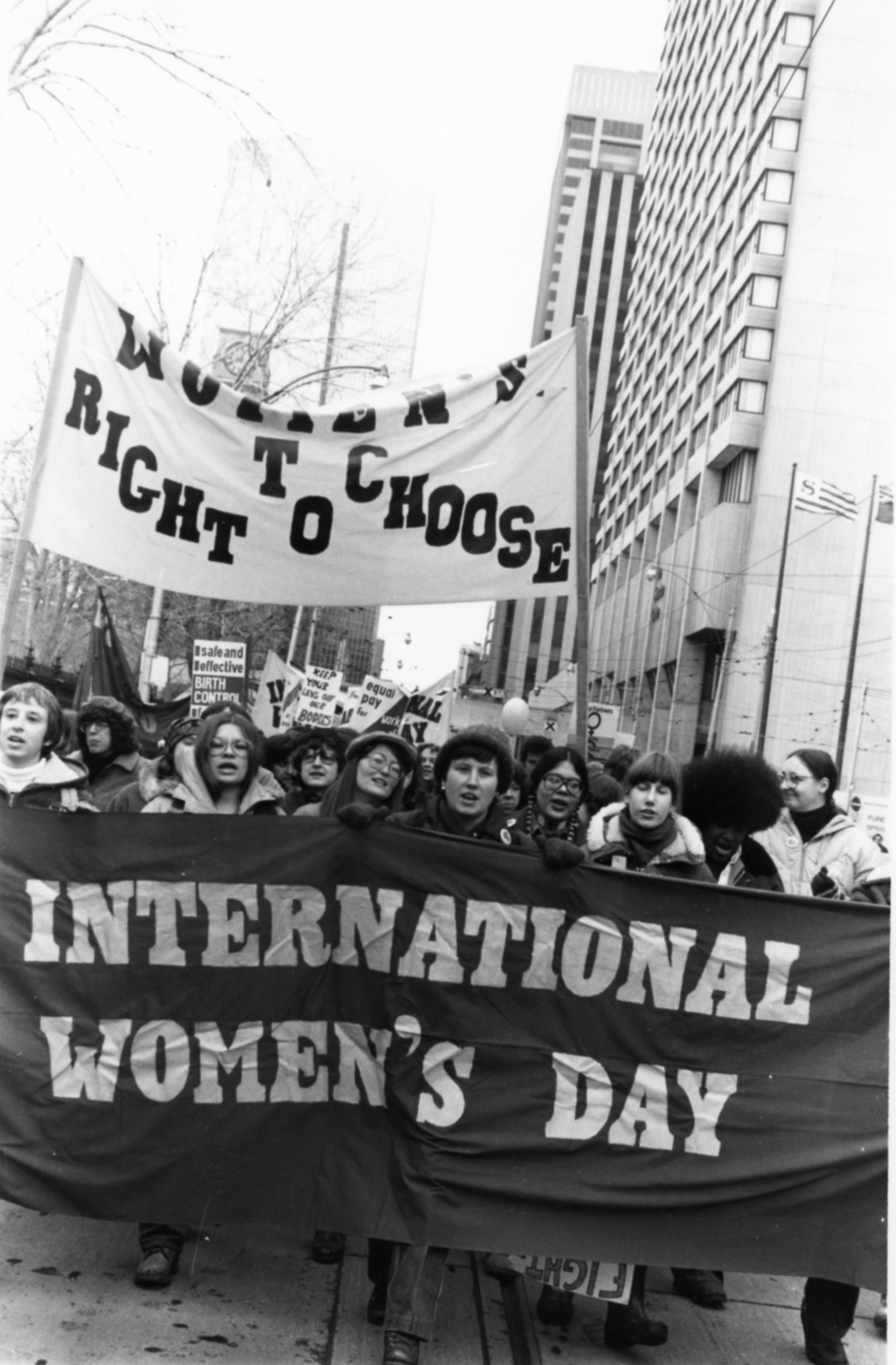 Marche lors de la Journée internationale de la femme, Toronto, 1981. Collection des ACMF 10-001 -S3-I247 © Liz Martin et Nancy Adamson