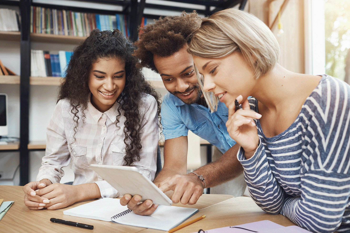 Étudiants qui travaillent