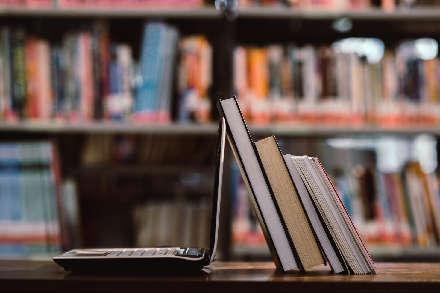 livres et ordinateur portable