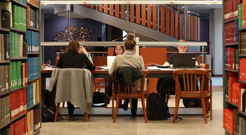 Des étudiants dans une salle d'étude