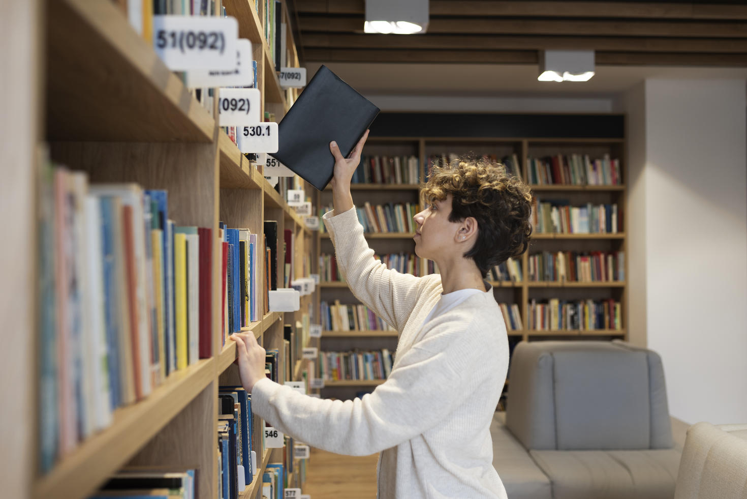 Étudiant cherchant un livre à la bibliothèque