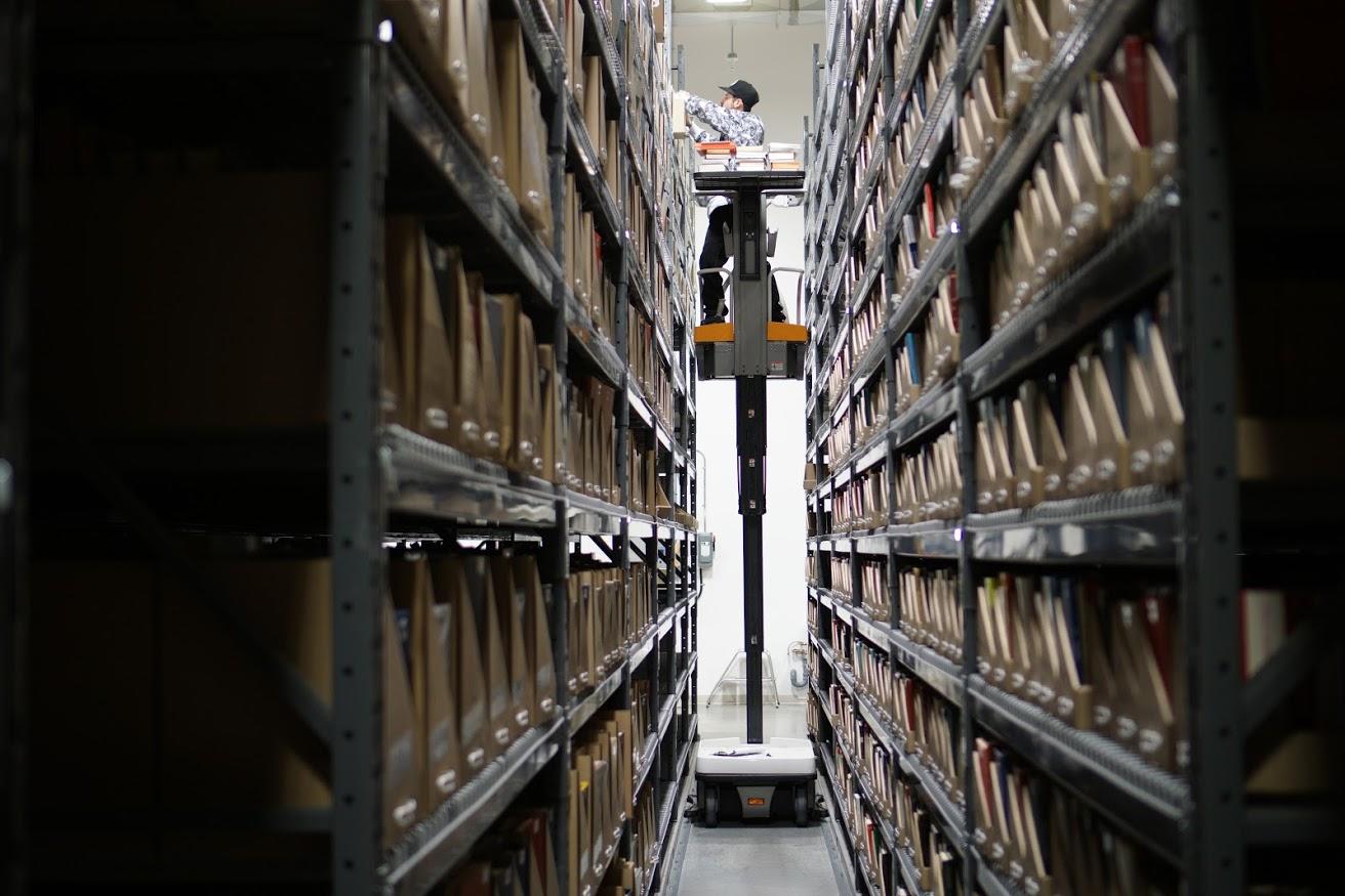 Étagères dans une bibliothèque