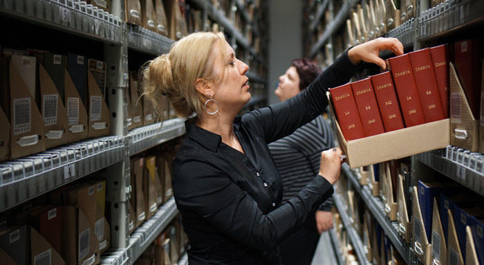 Personne qui classe un document