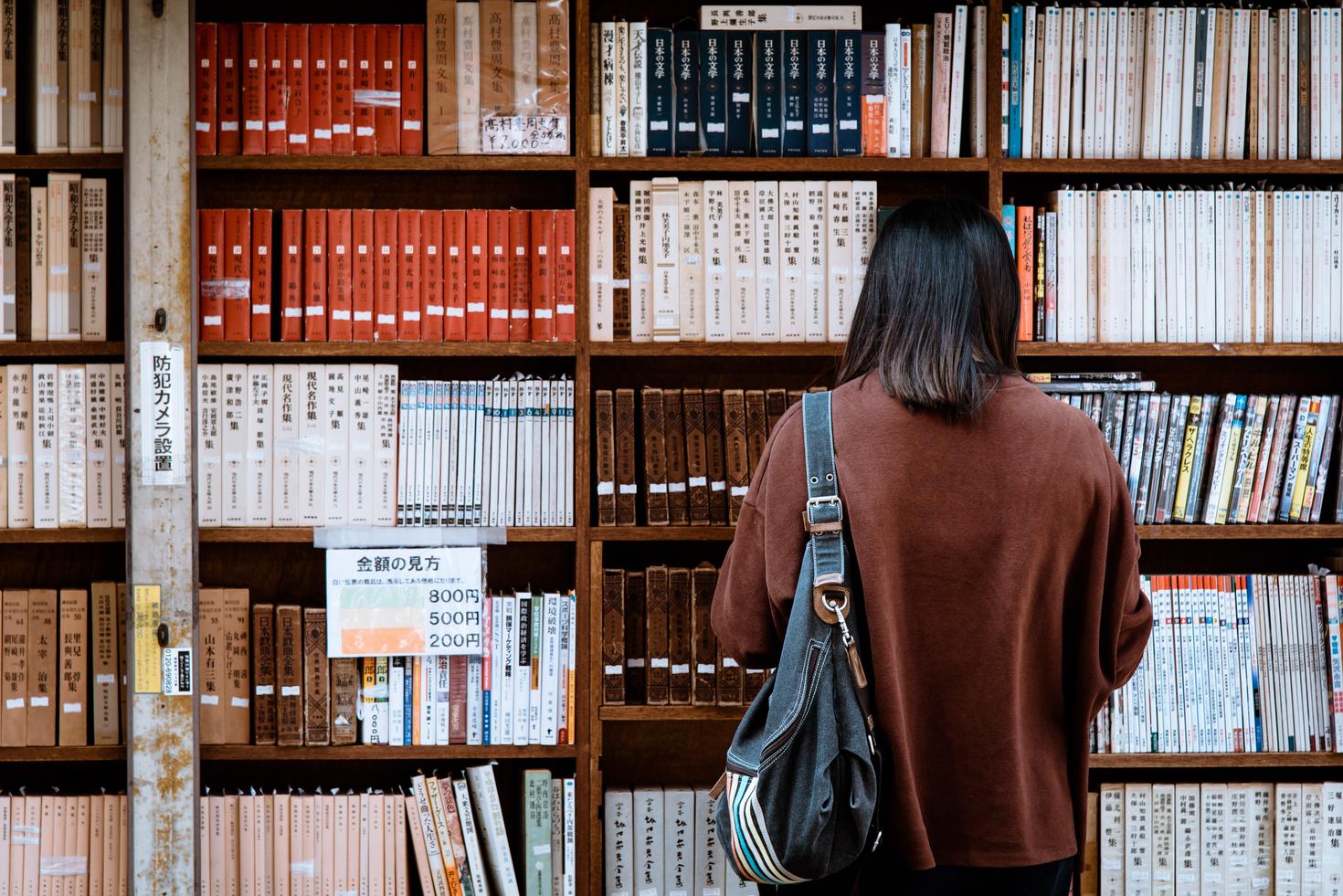 Personne regardant des livres japonais