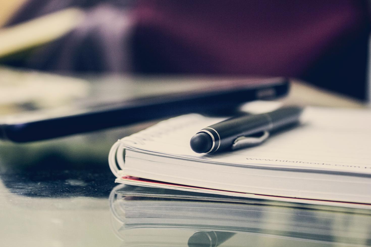 Des documents et un stylo sur un bureau