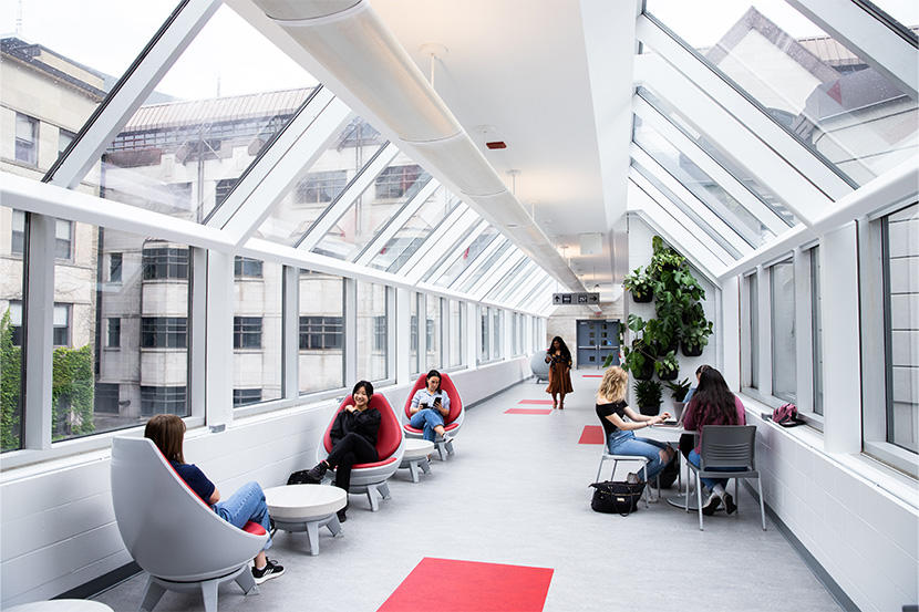 Des étudiants étudient au soleil à l'intérieur du pont de liaison Hamelin-Simard.
