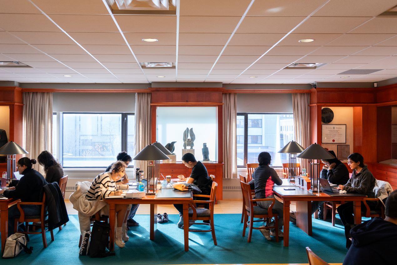 La bibliothèque de droit Brian-Dickson.