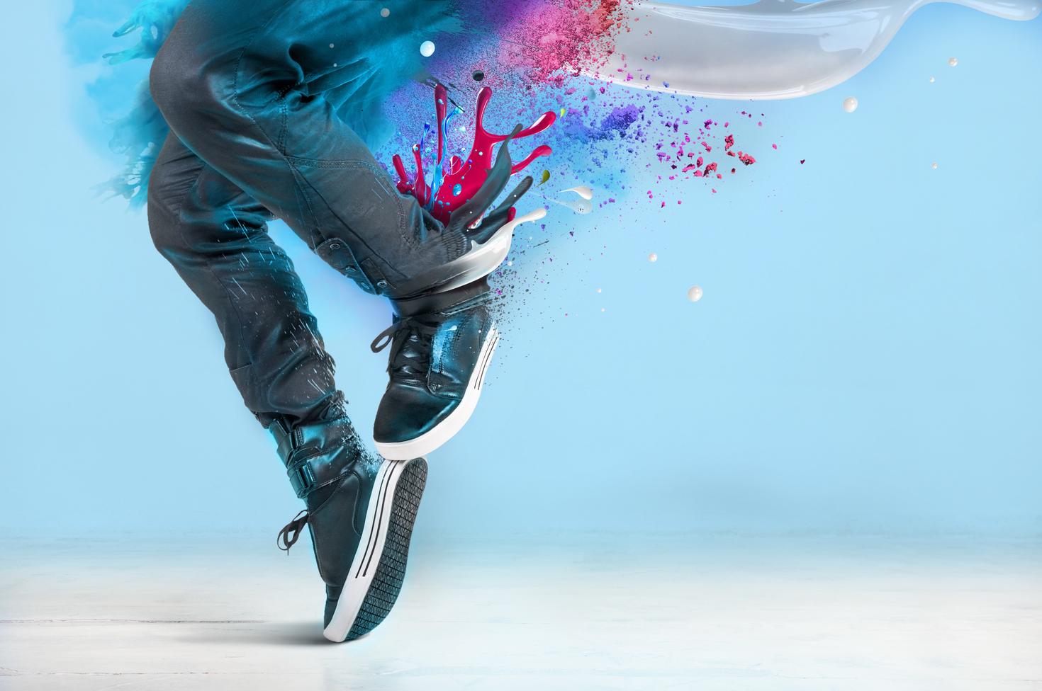 Jambes d'un danseur de hip-hop avec un splash de couleur