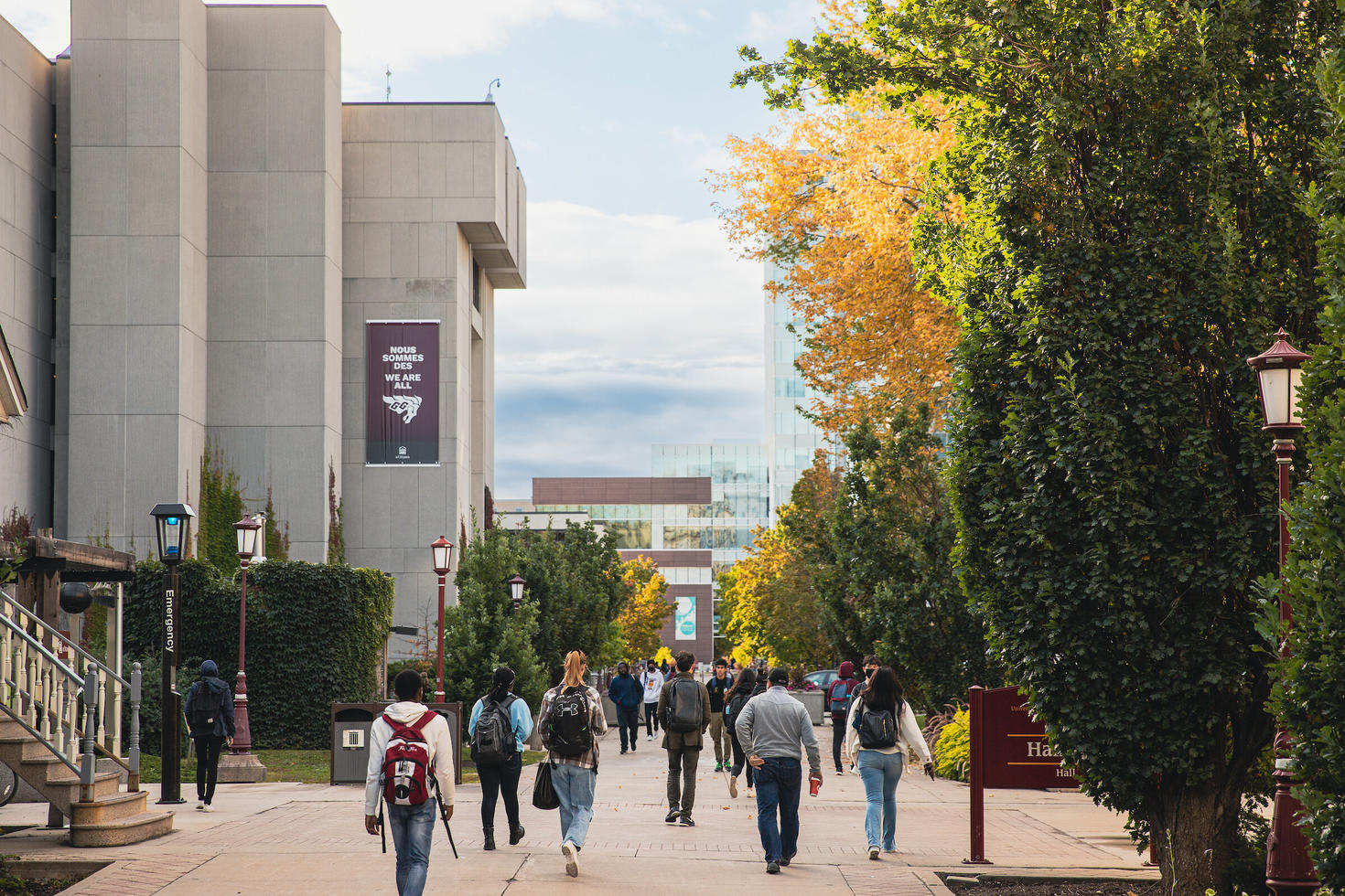 Des étudiant.e.s sur le campus