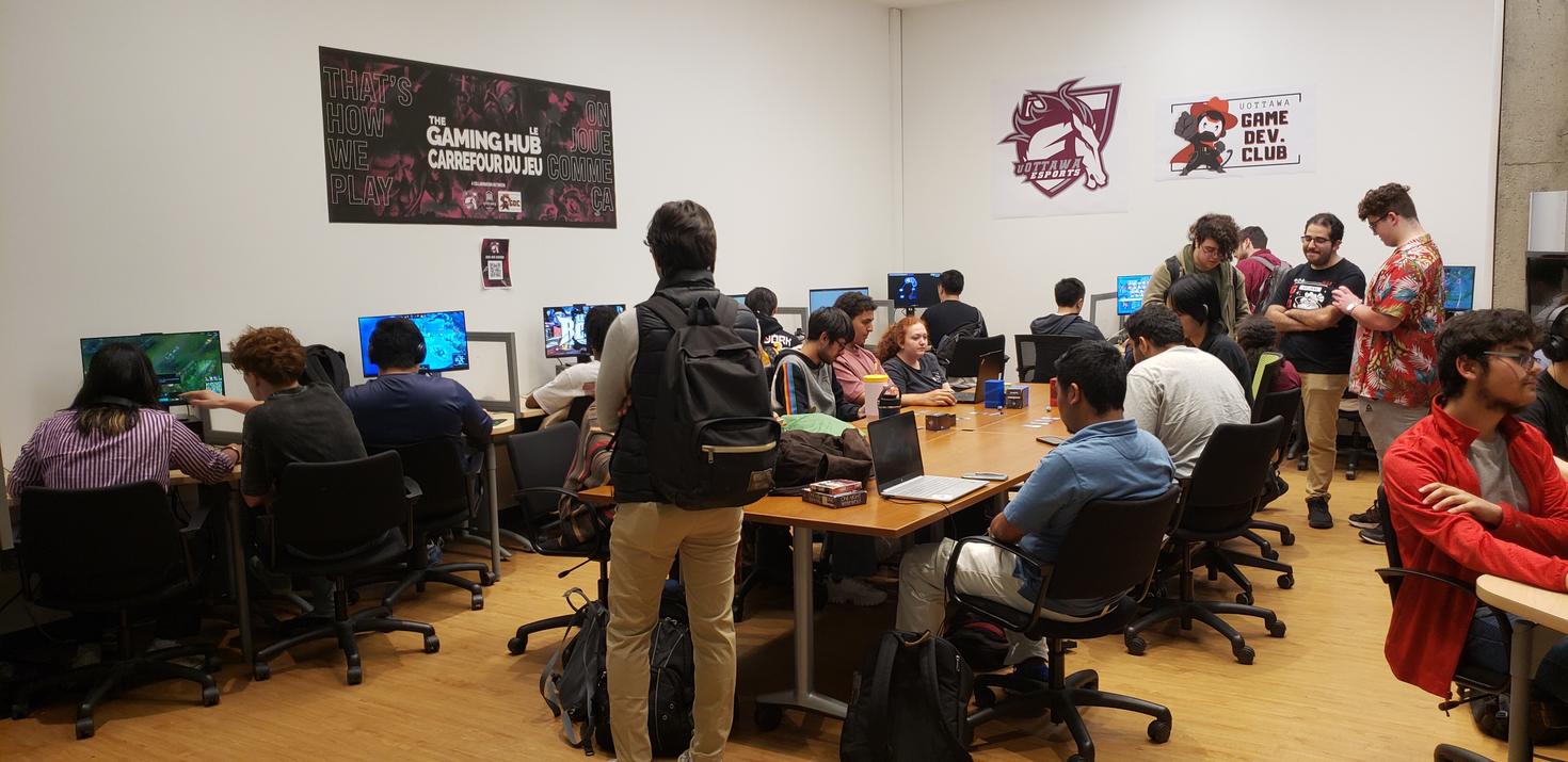 Des étudiants jouent à des jeux lors du lancement du Gaming Hub 