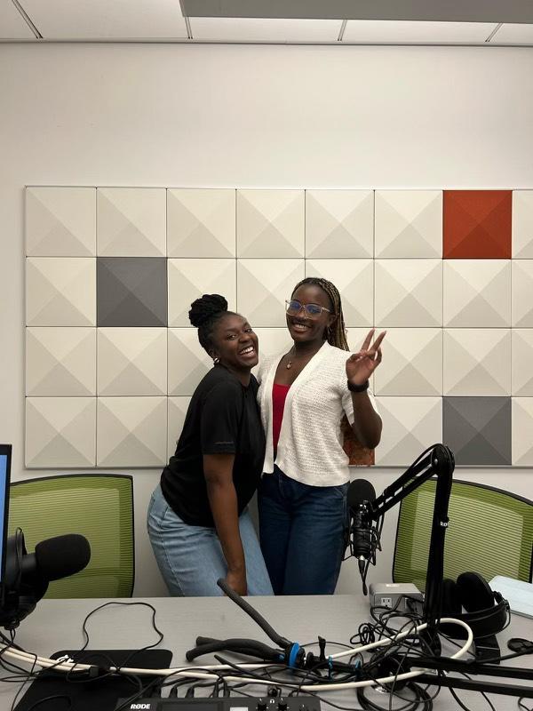 2 étudiantes dans le studio de balado