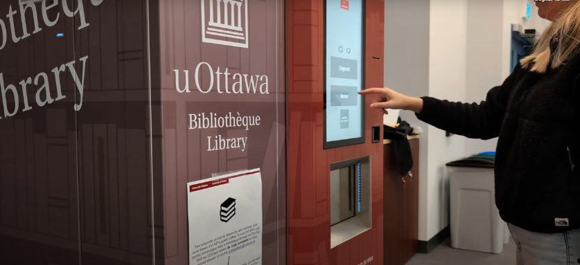 Une étudiante utilise la machine LendIt