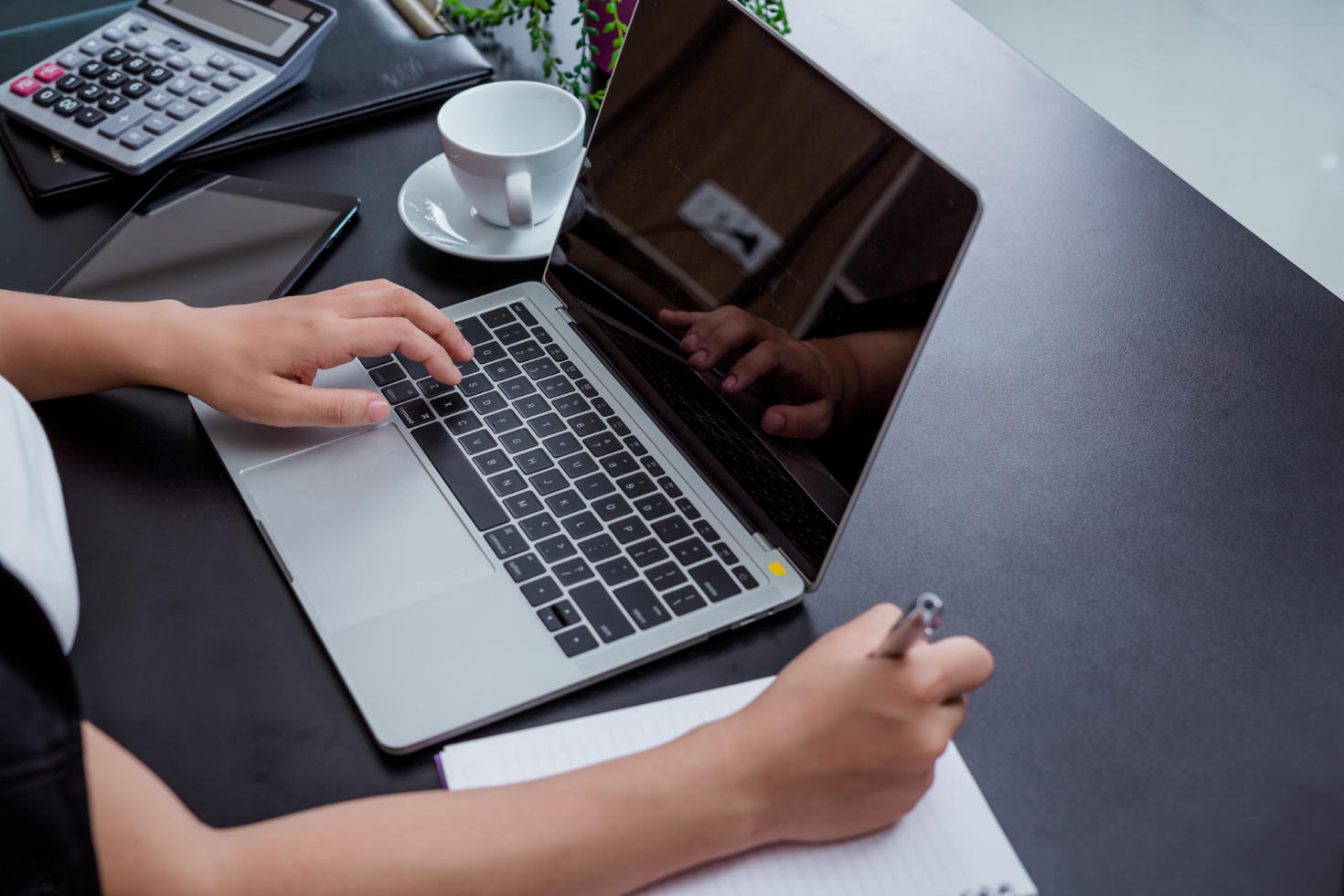 Une étudiante qui utilise un laptop 