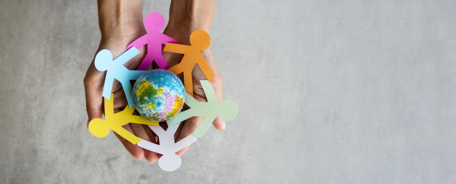 Chaîne en origami avec globe terrestre