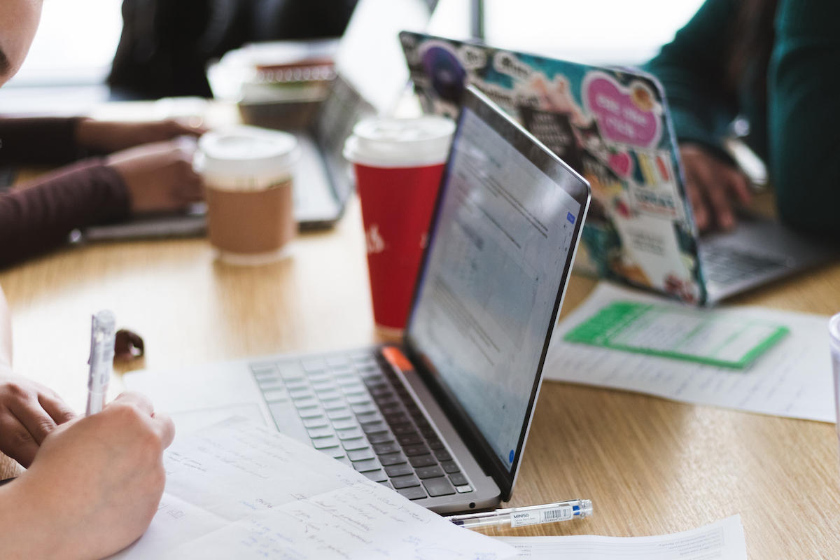 Des étudiants qui étudient avec des laptops