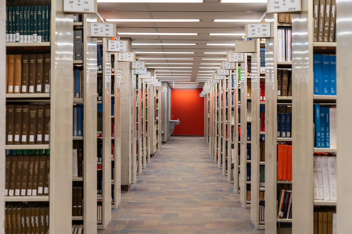 Des rangées d'étagères de livres à la biblio Morisset