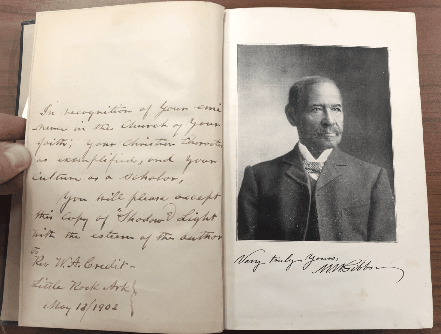 Une page d'un livre avec un texte manuscrit