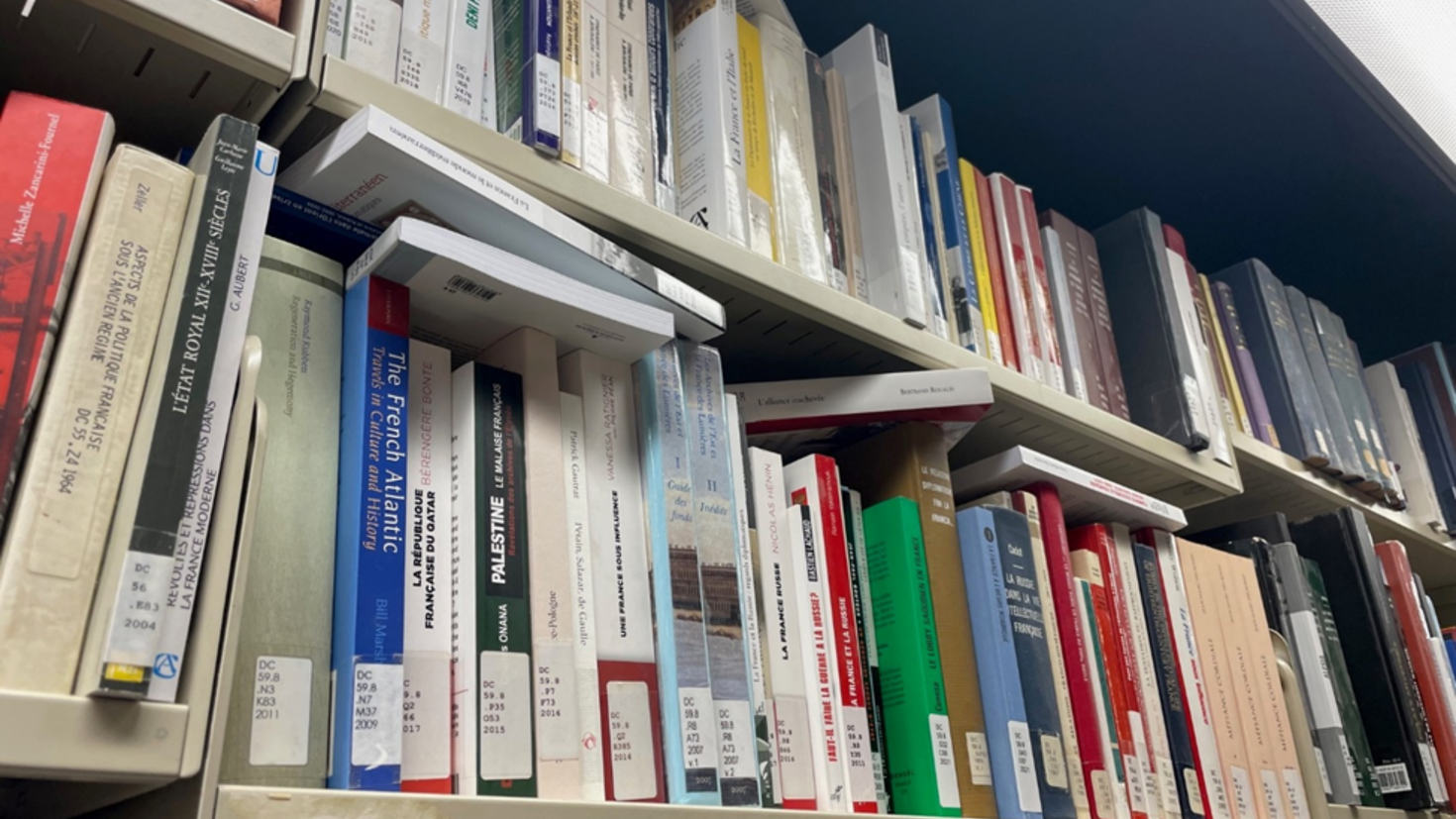 Une étagère de la bibliothèque MRT qui déborde, au cinquième étage.