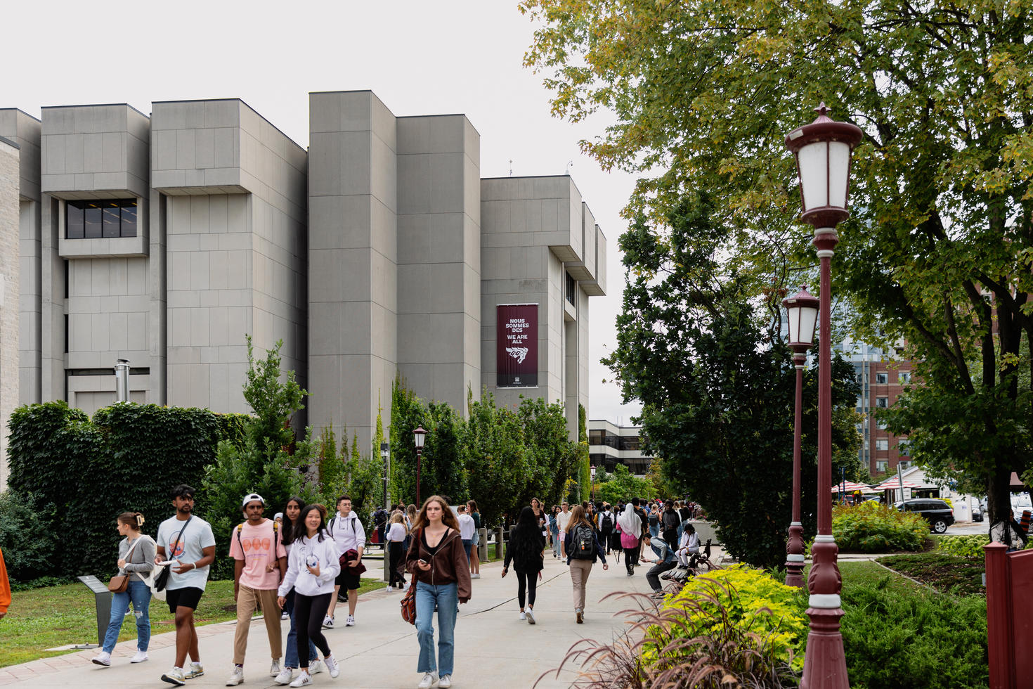 Des étudiants qui marchent sur le campus