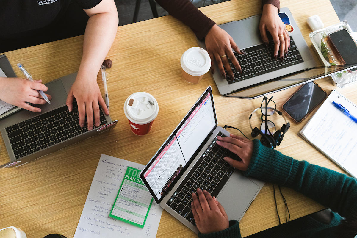 Étudiants utilisant leurs laptops