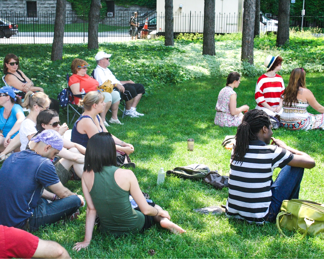 Students sitting on Tabaret lawn at uOttawa