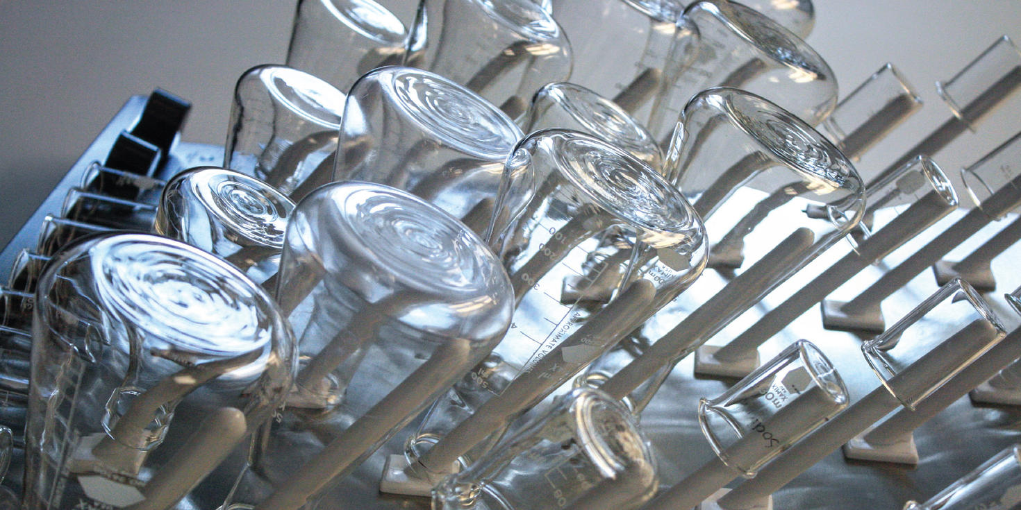 Beakers to dry at uOttawa laboratory
