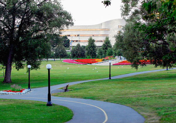 A bicycle path in Jacques Cartier park.
