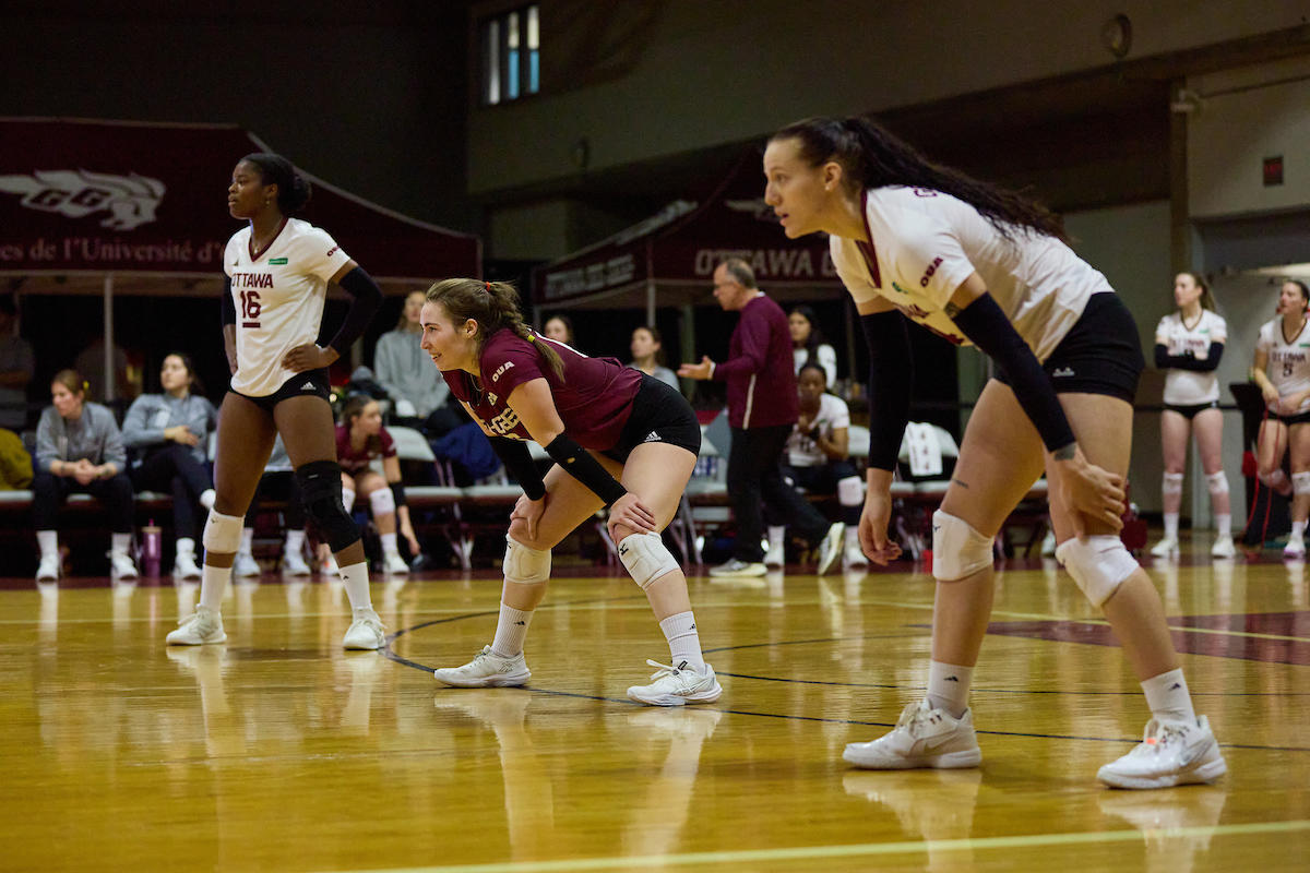 gee-gees women's volleyball players on the court