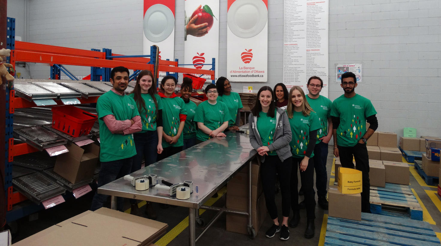 students volunteering