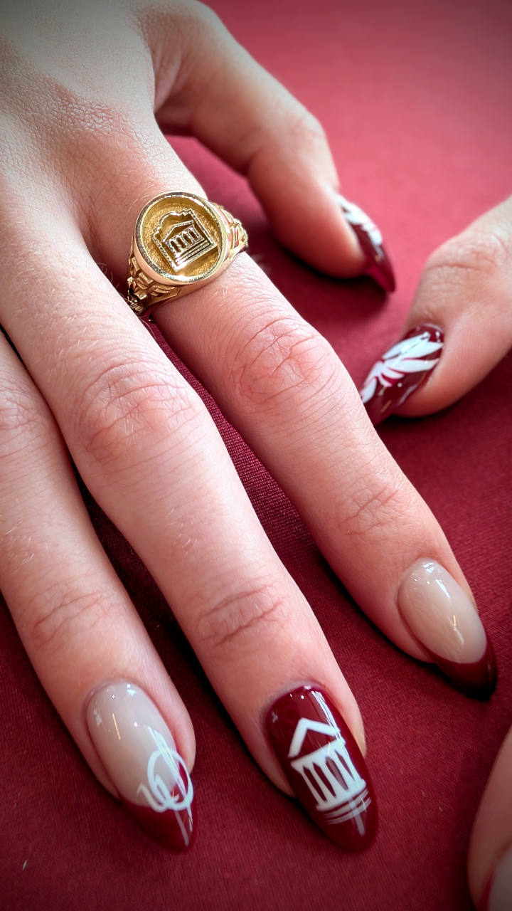 uOttawa themed nails with uOttawa themed gold ring on
