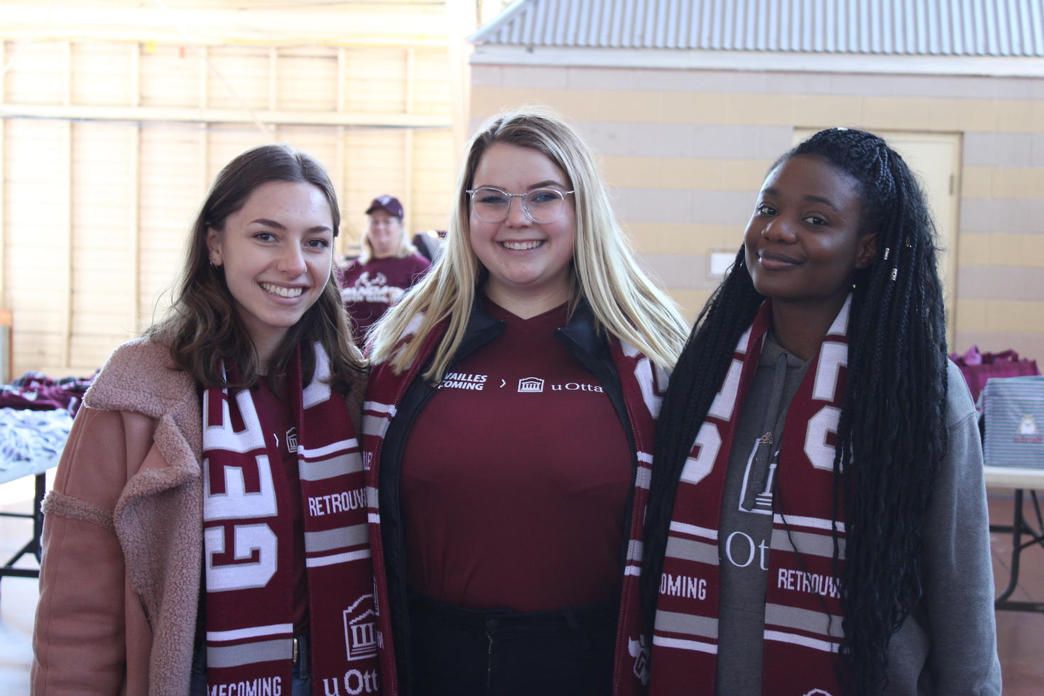Trois étudiants de l'uOttawa en tenue de Gee Gees.