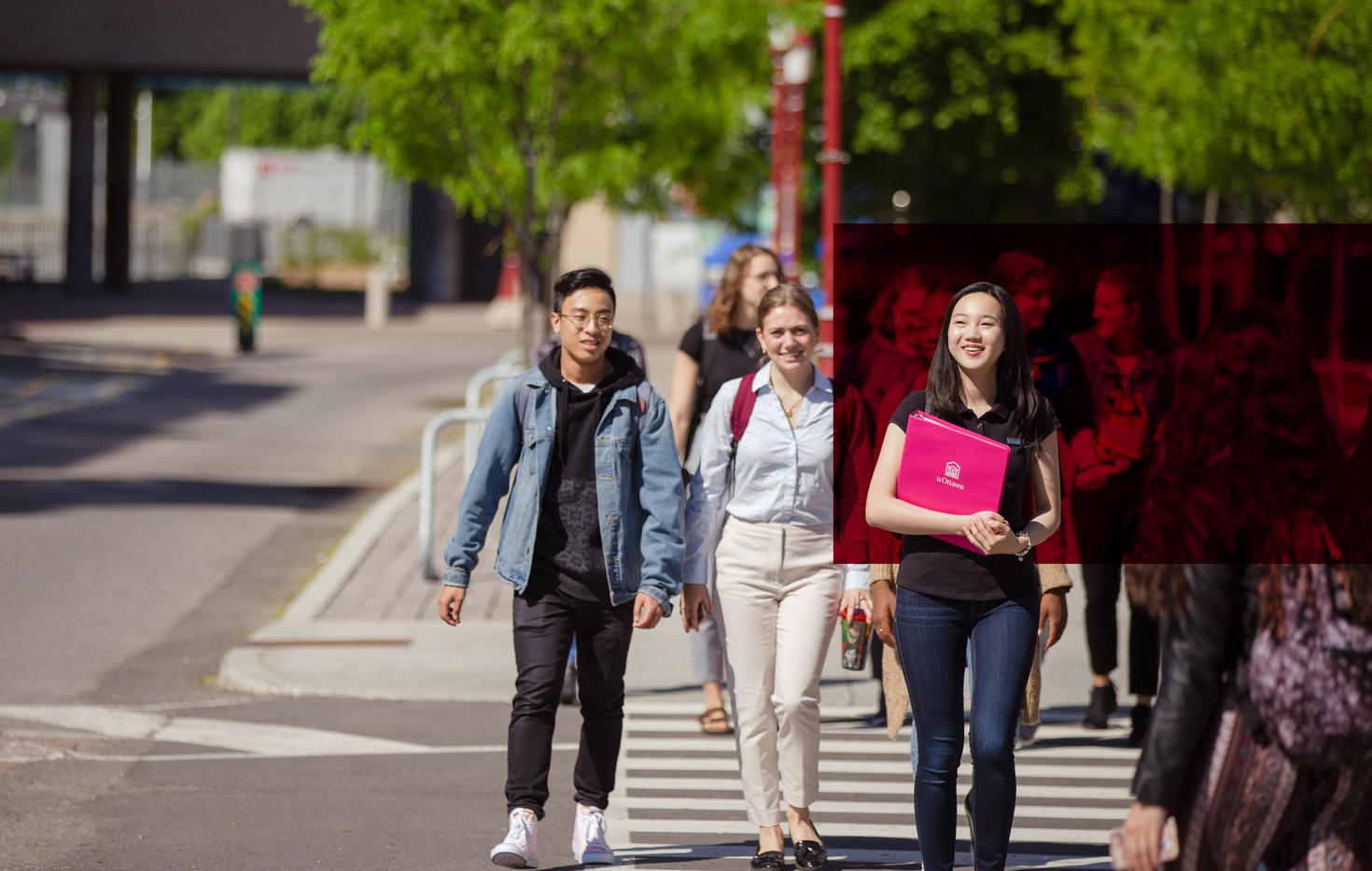 Des étudiants se promenant sur le campus.