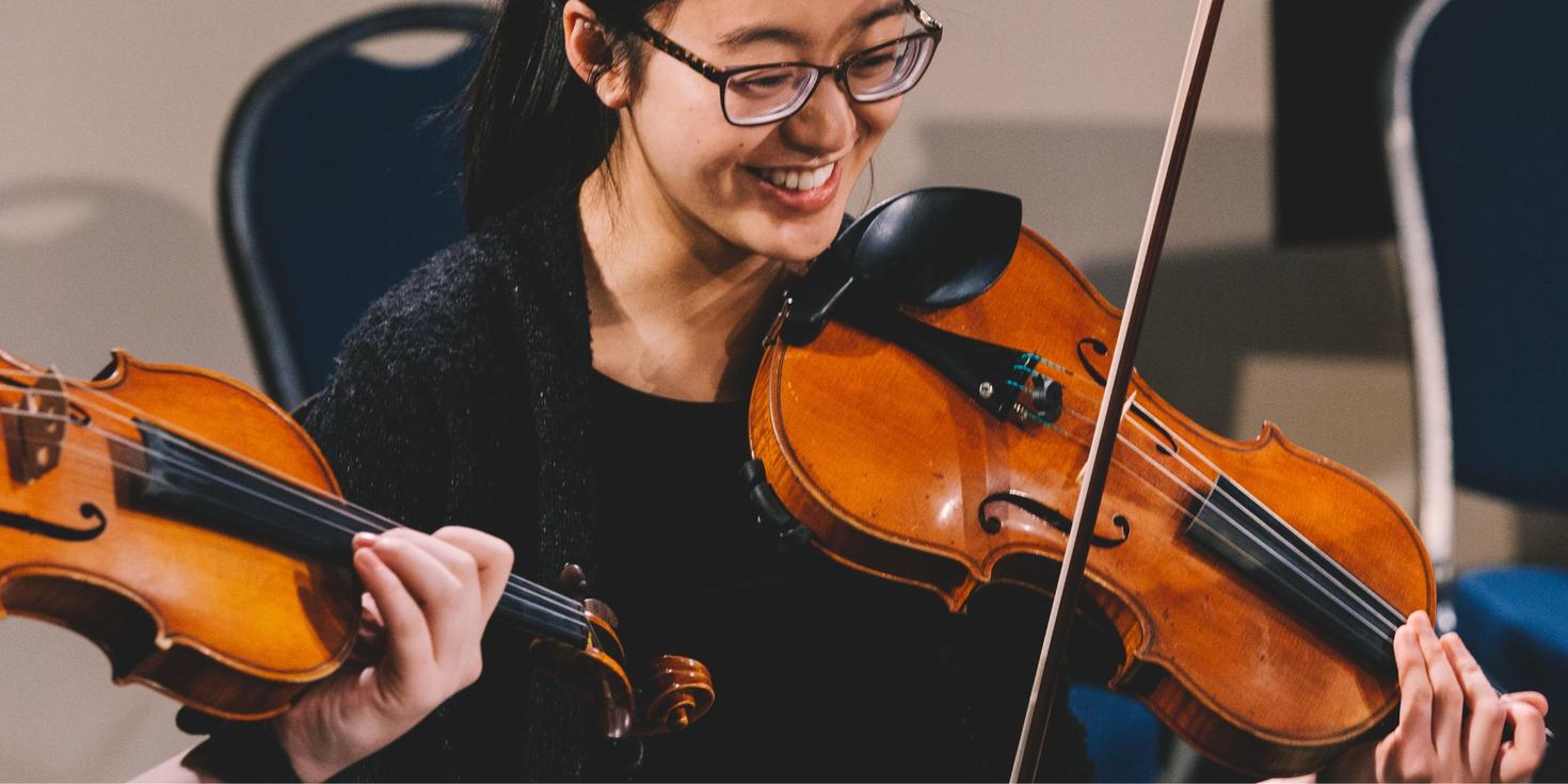 La fille joue d'un instrument de musique.