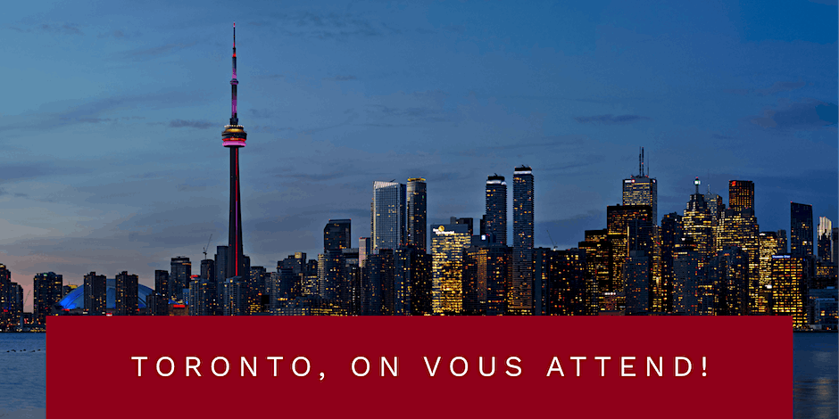 L'horizon de Toronto la nuit avec une bannière en bas indiquant "Toronto, on vous attend".